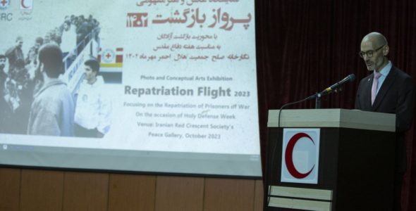 سخنرانی آقای پاتریک هوزر، رئیس عملیات نمایندگی کمیته بین‌المللی صلیب سرخ در ایران در مراسم افتتاحیه نمایشگاه عکس و هنر مفهومی پرواز بازگشت 1402