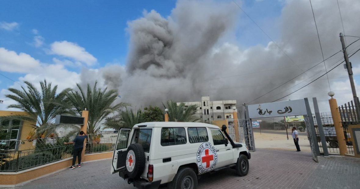 آمبولانس‌های کمیته بین‌المللی صلیب سرخ به گذرگاه رفح رسیدند؛ کمیته بین‌المللی صلیب سرخ خواستار حفاظت از امکانات و پرسنل پزشکی است.