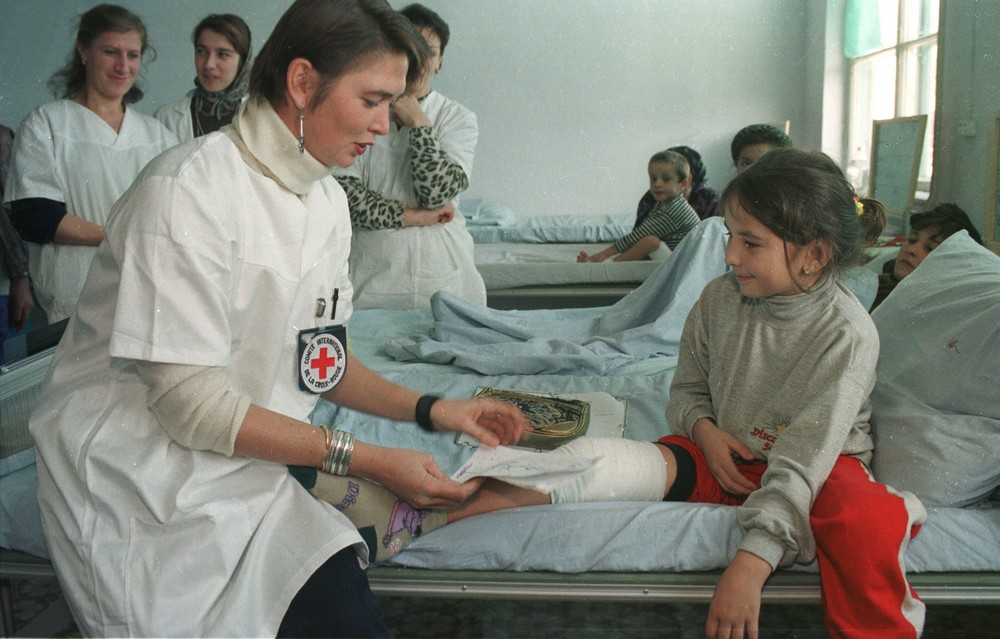 Inside the Navye Atagi ICRC hospital, January 1996. (ICRC/Boris Babanov)