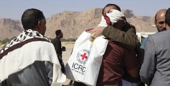 Tomar parte, no partido: los beneficios de la neutralidad humanitaria en la guerra
