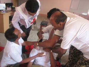 An ICRC field officer oversees a first aid training session in India. ©ICRC