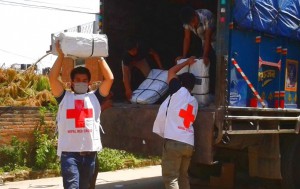 Nepal Red Cross Society volunteers offloading relief items. ©ICRC, Adebayo Olowo-Ake