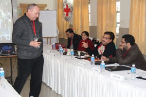 ICRC Trainer Dr Francois Irmay interacts with the doctors from Jammu at the Government Medical College, Jammu. ©ICRC, Ashish Bhatia