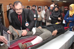 Dr Abdullah Qazzaz, ICRC Trainer, conducting a practical demonstration for doctors from Srinagar at the Government Medical College, Srinagar. ©ICRC, Ashish Bhatia