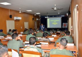 भारतीय सेना अधिकारियों और आईसीआरसी विशेषज्ञों की आईएचएल चर्चा