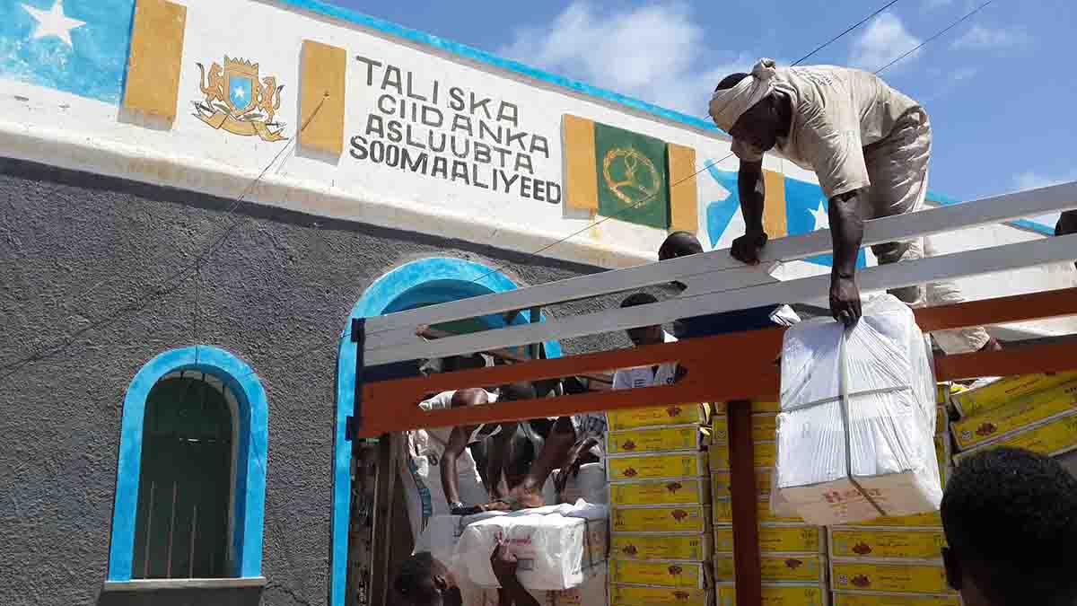 Men unloading a truck of Ramadan distribution items outside a prison in Somalia. The Ramadan distribution has become a recurring detention activity for the ICRC in Somalia who ensure detainees are not forgotten during this important religious occasion.
