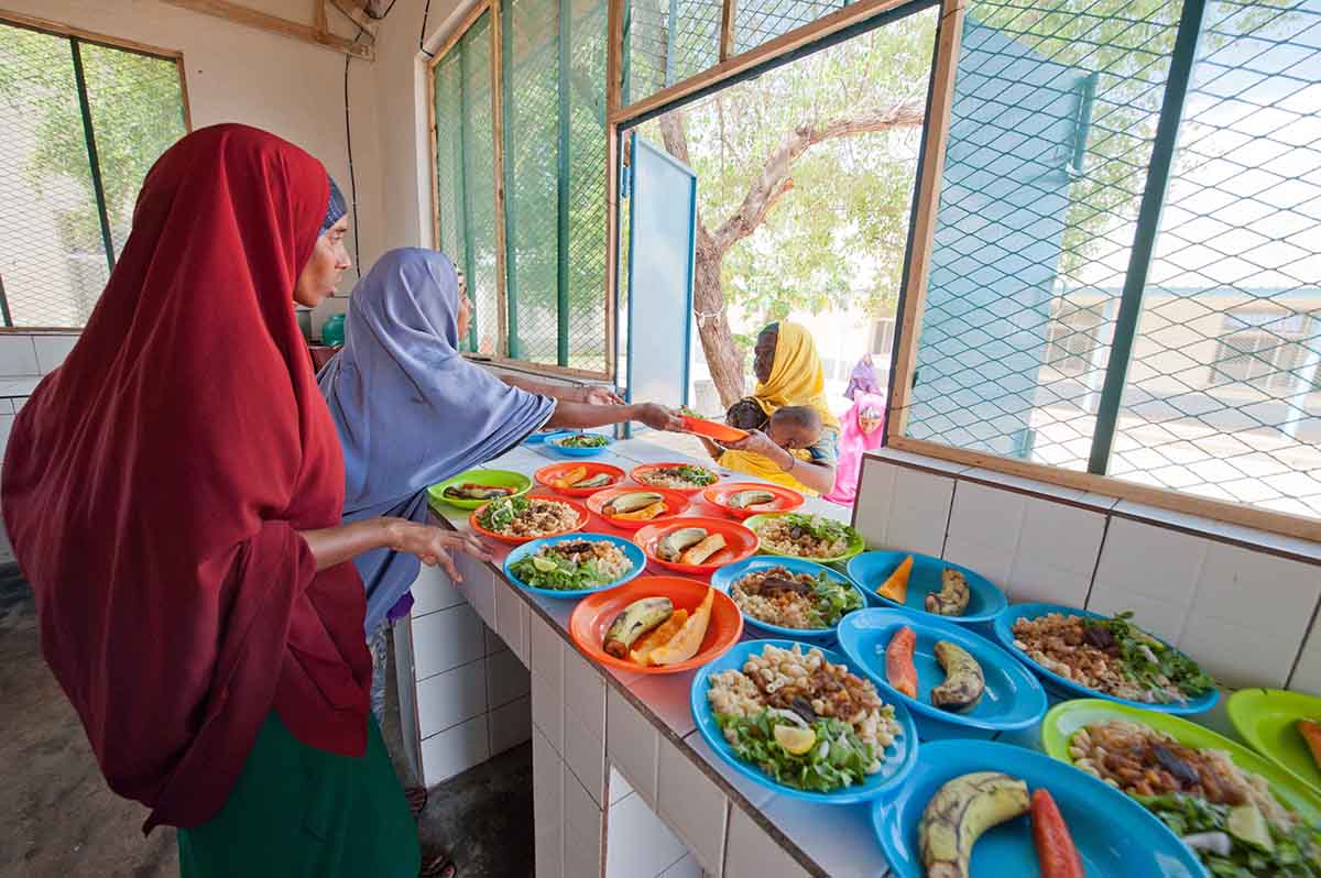 It is lunch time and the kitchen at the Baidoa Stabilization Centre is busy serving meals to the mothers and care givers.
