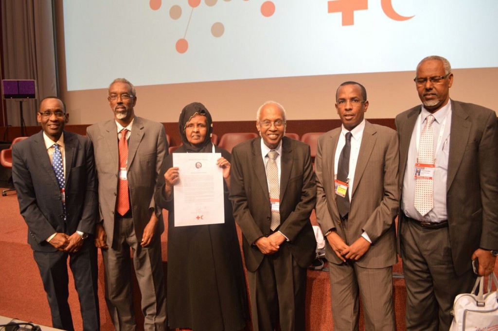 Dr. Ahmed, third from right, poses for a picture with colleagues from the Somali Red Cross Society (SRCS) after receiving his award.