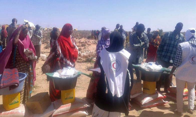 Somali Red Crescent Society (SRCS) volunteers assist families displaced by the conflict with food and essentials