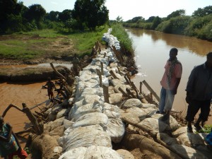 Sandbags are piled along the River Shabelle where the waters broke through. Sandbags were distributed by the ICRC before the onset of the Deyr rains to manage the river flow. © ICRC/Nur Hassan Gure