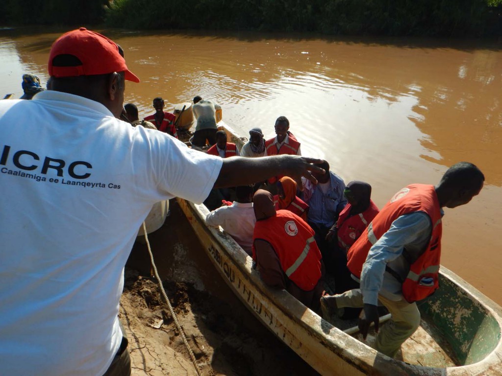 ICRC and Somali Red Crescent Society (SRCS) teams arrive by boat at a village in Middle Shabelle to carry out a food distribution. Access was a challenge for the teams because area roads were submerged. © ICRC/Nur Hassan Gure