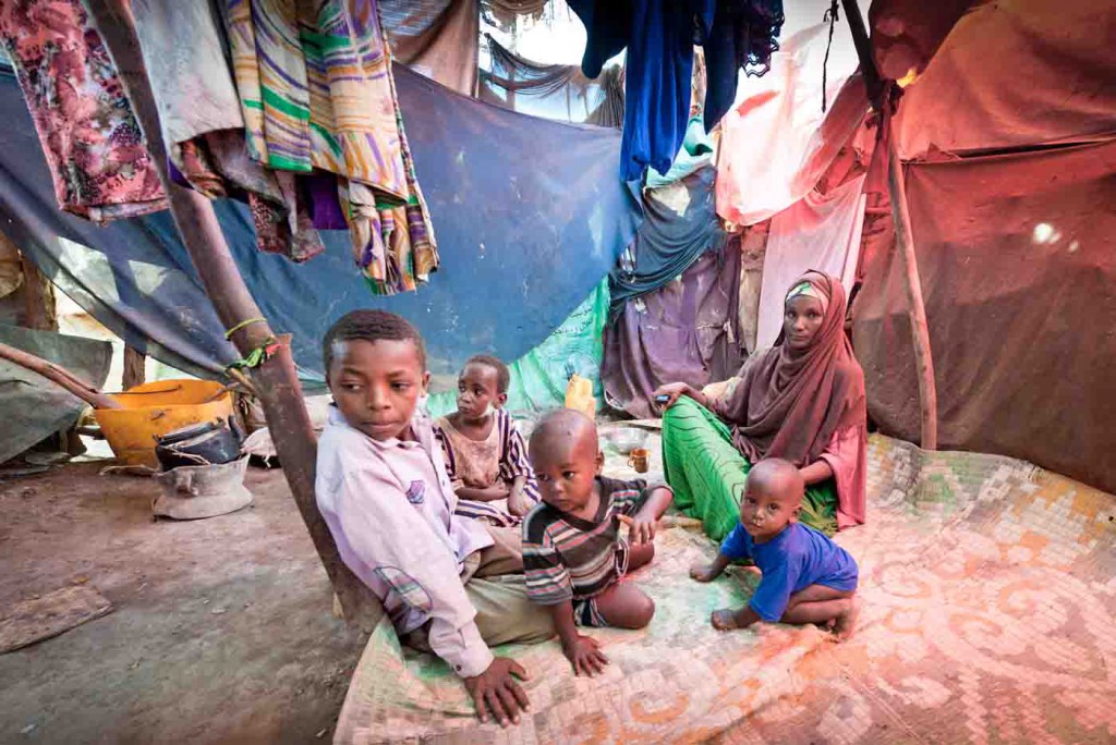Fatuma and her six children lived in a makeshift hut made of wood and cloth in a displacement camp in Beletweyne town. ©ICRC/Pedram Yazdi