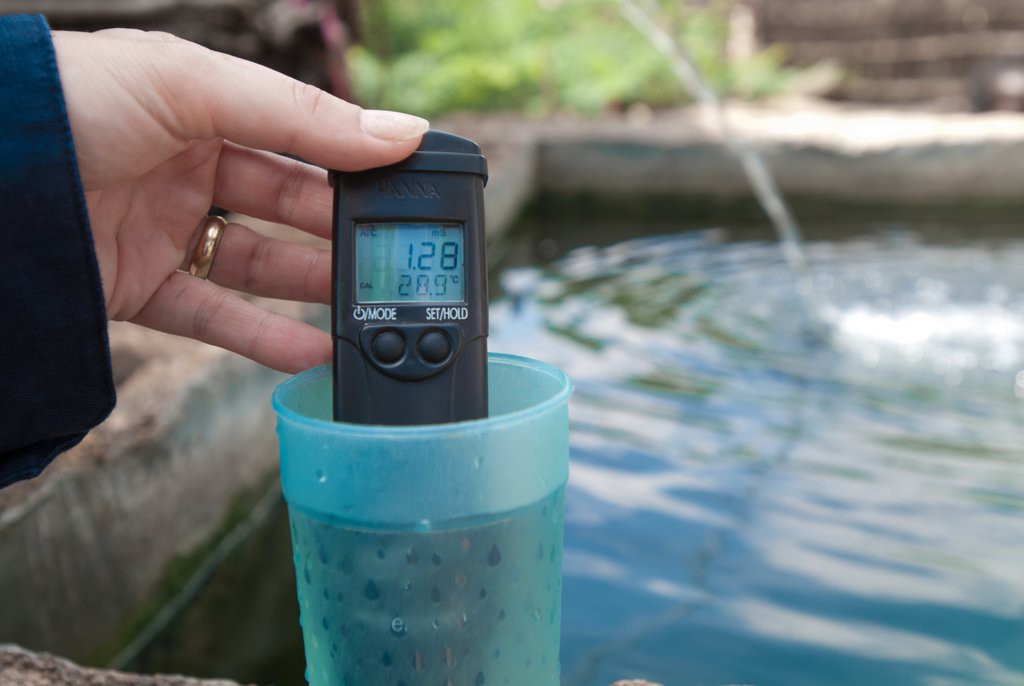 A conductivity meter used to measure the salinity of water. ©ICRC/Pedram Yazdi