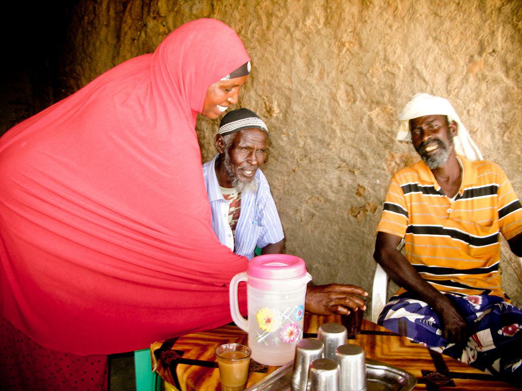 Fowsiya Mohamed serves tea to patrons in her open-air restaurant in Hidda, Puntland, Somalia. ©ICRC/Miraj Mohamud