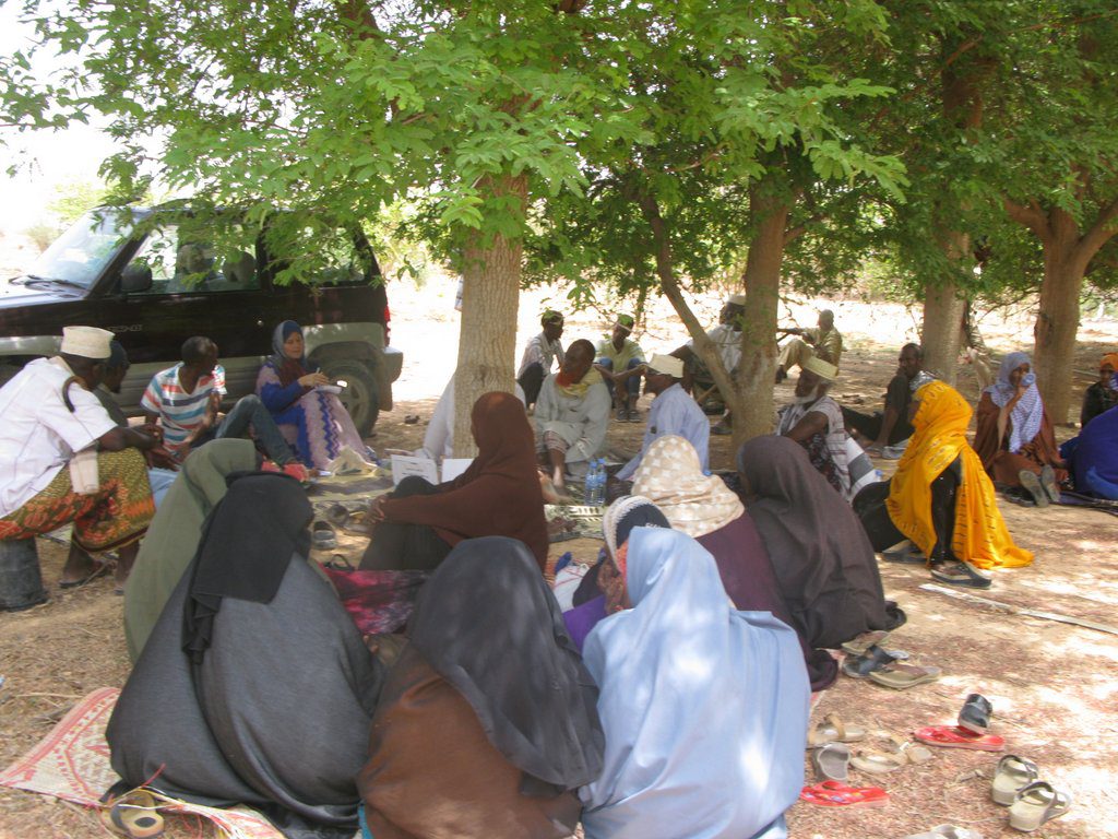 Marie discusses with farmers in an informal meeting the progress of a date-palm project in Garowe. ©ICRC/Abdikarim Mohamed