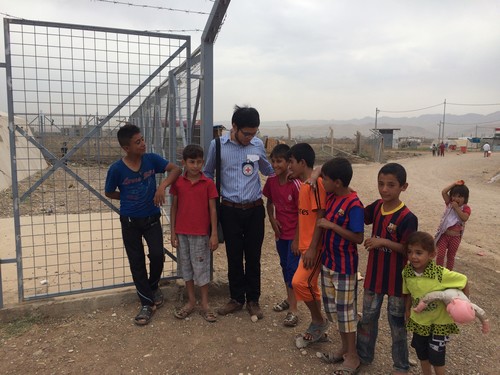 พูดคุยกับเด็ก ๆ ที่อาศัยอยู่ในแค้มป์ชามิสกู (Chamisku Camp) ในเมืองโดฮุก (Dohuk)