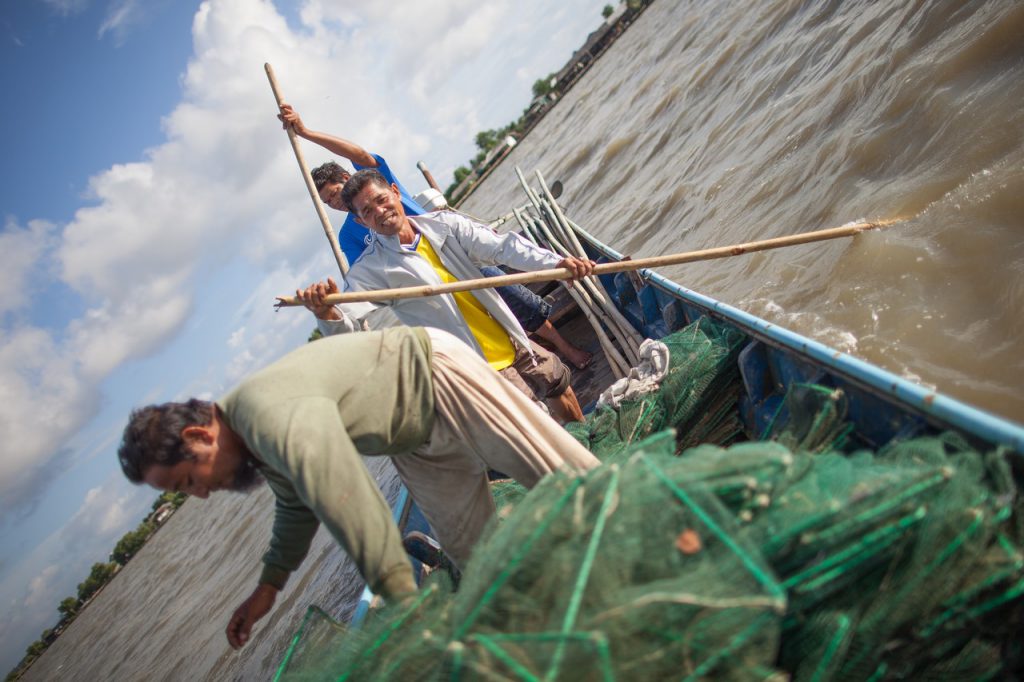 ปัตตานี-ดาโอ๊ะ มาเม๊าะห์ (เสื้อสีเหลือง) ใช้อุปกรณ์หาปลาซึ่งจัดหาโดย ICRC เพื่อฟื้นฟูความเป็นอยู่หลัีงจากถูกคุมขัง
