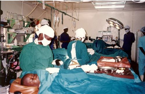 ห้องผ่าตัดขนาดสามเตียงที่โรงพยาบาลในเมือง Lokichokio ประเทศเคนยา