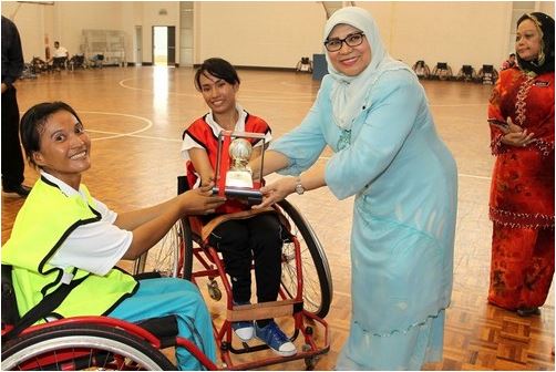 กัวลาลัมเปอร์-ซก จัน กัปตันทีมบาสเก็ตบอลคนพิการหญิงกัมพูชารับของที่ระลึกกจาก Yang Berhormat Dato'Sri Rohani Abdul Karim รัฐมนตรีกระทรวงสตรี ครอบครัว และการพัฒนาชุมชนของมาเลเซีย