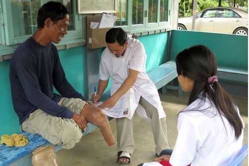 กัมพูชา-ผู้เชี่ยวชาญของไอซีอาร์ซีประเมินลักษณะของผู้พิการที่ศูนย์ฟื้นฟูทางกายภาพที่จังหวัดพระตะบอง