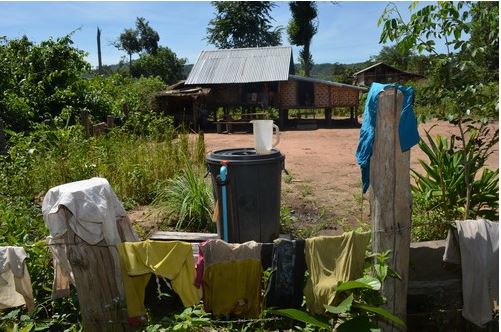 หมู่บ้านพูโฮม แขวงอัตตะปือ-ชาวบ้านส่วนใหญ่จะเก็บน้ำบาดาลไว้ในถังพลาสติก
