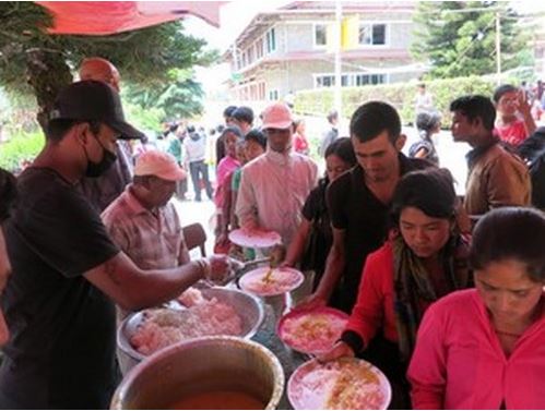 ชุมชนท้องถิ่นนำอาหารมาแจกจ่ายให้กับเหยื่อแผ่นดินไหว