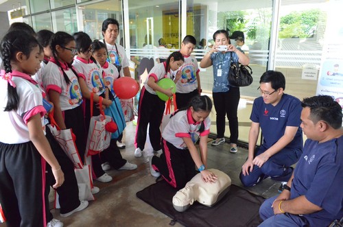 สาธิตการสอนช่วยฟื้นคืนชีพ หรือ CPR 