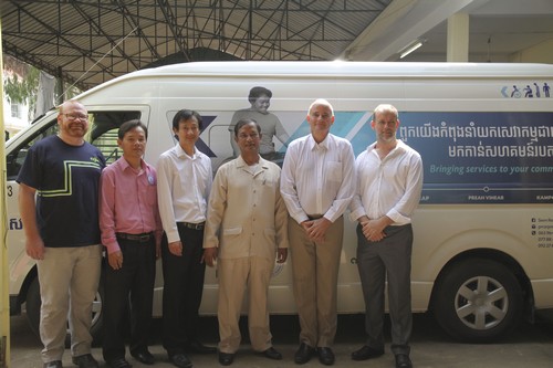 รถตู้ช่วยเหลือผู้พิการคันแรกของกัมพูชา