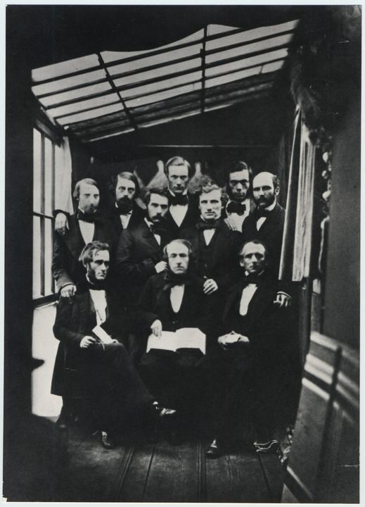 นายอังรี ดูนังต์ถ่ายภาพร่วมกับสมาชิกผู้ก่อตั้ง YMCA ที่ปารีส ปี 1855 ตอนนั้นเขาอายุ 27 ปี