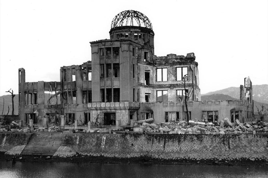 Atomic Bomb Dome หรืออาคารอะตอมมิคบอมบ์ หลังการทิ้งระเบิด ตัวอาคารก่อปูนแบบตะวันตก ทำให้ไม่ถูกทำลายลงทั้งหลัง เหลือเป็นโรครงสร้างให้ย้อนรำลึกถึงอดีต