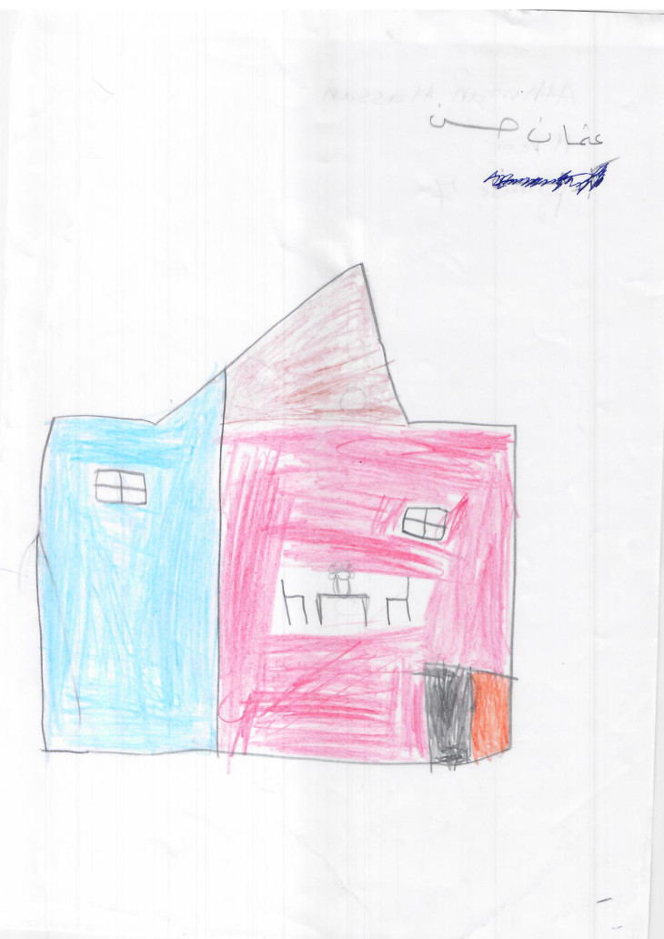 บ้านในฝันของเด็กชายในซีเรียมีสีสันสดใส สีฟ้าและชมพู มีหน้าต่างที่แสดงภาพในบ้านว่ามีโต๊ะและเก้าอี้