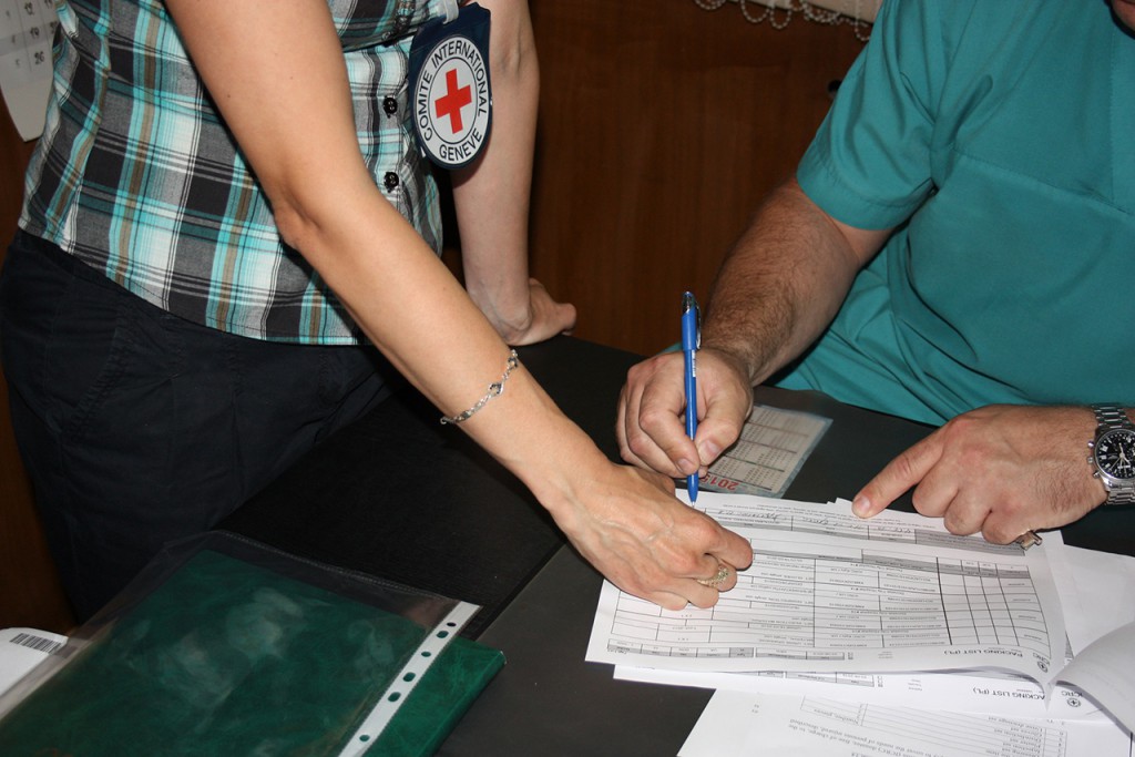 Підписання документів, що засвідчують пожертвування. © МКЧХ/ Джессіка Беррі/ Східна Україна