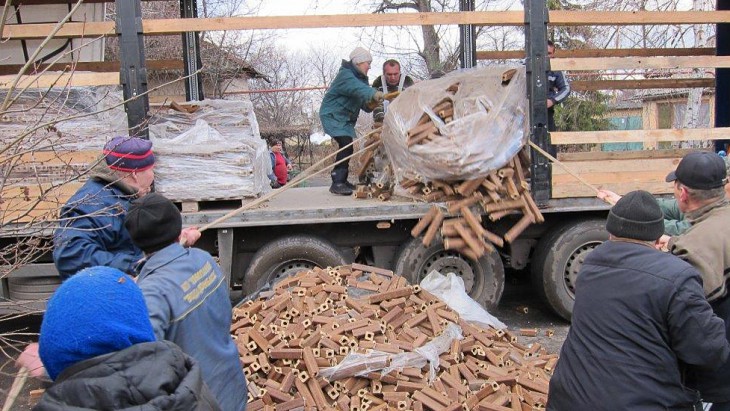 Off-loading of briquettes in Mayorsk, outskirts of Gorlovka, Donetsk region © ICRC /Natalia Vasyliuk
