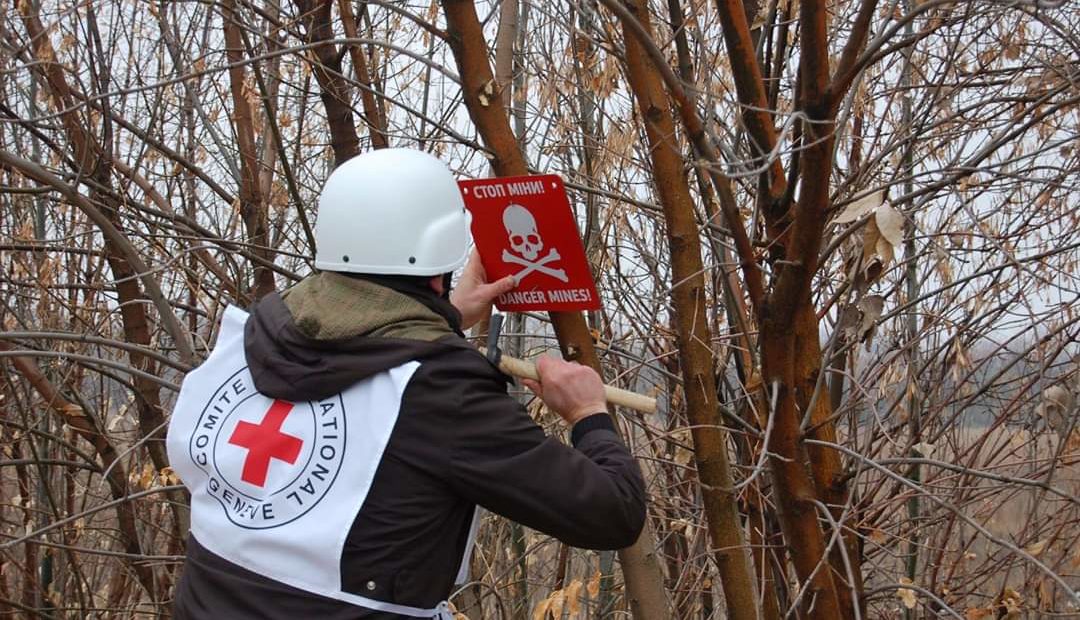 Осведомленность о минах и взрывоопасных пережитках войны в Украине: обстрелы и пересечение КПВВ по-прежнему несут наибольшую угрозу