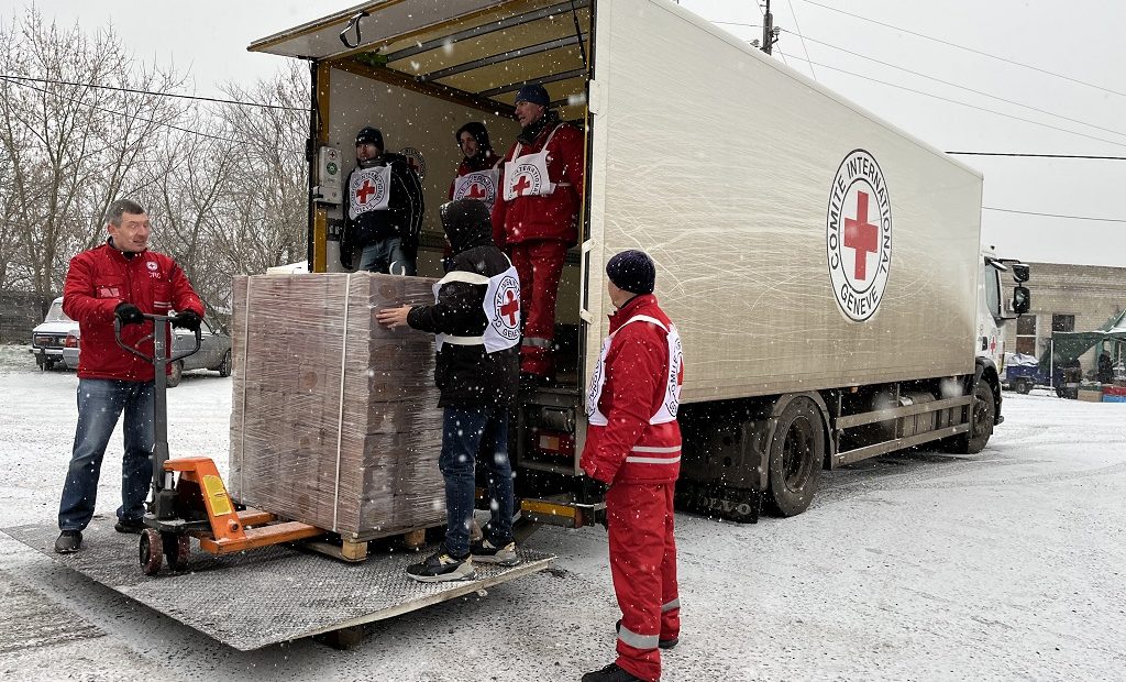 Україна: Тисячі сімей в прифронтових районах отримали паливні матеріали для захисту від суворих зимових морозів